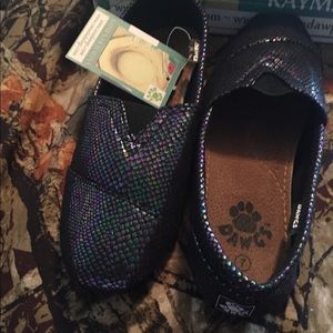 Pair Dawgs Kayman shoes.Size 7, narrow.